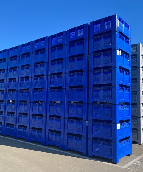 envases_logisticos Pila de contenedores BigBoxes para logística industrial en almacén.