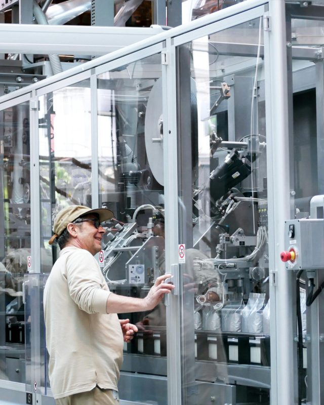Técnico con maquinaria 2